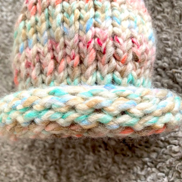 Handmade child’s knitted hat with pompom. - Picture 4 of 6